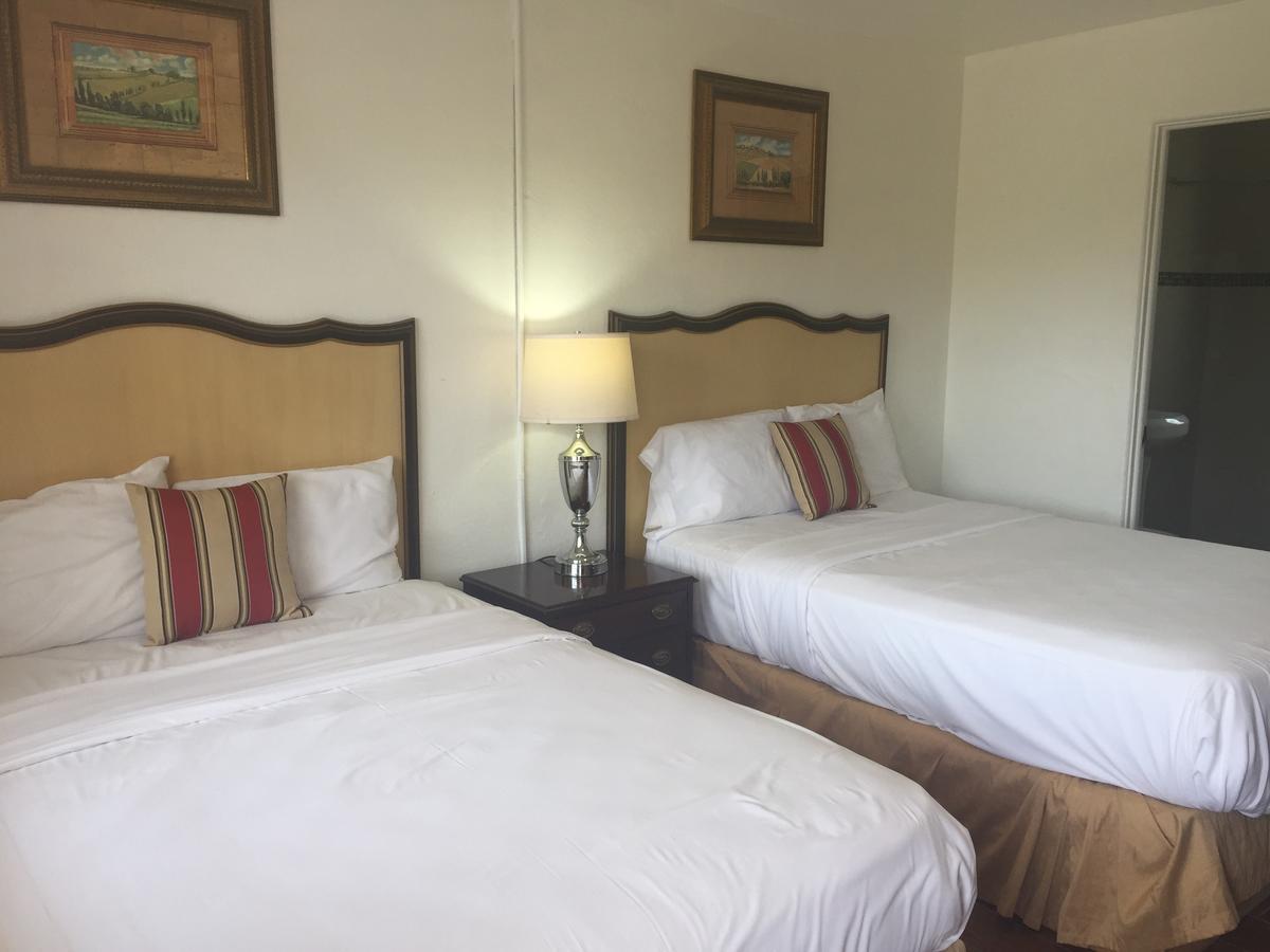Family Inn Sarasota Bagian luar foto