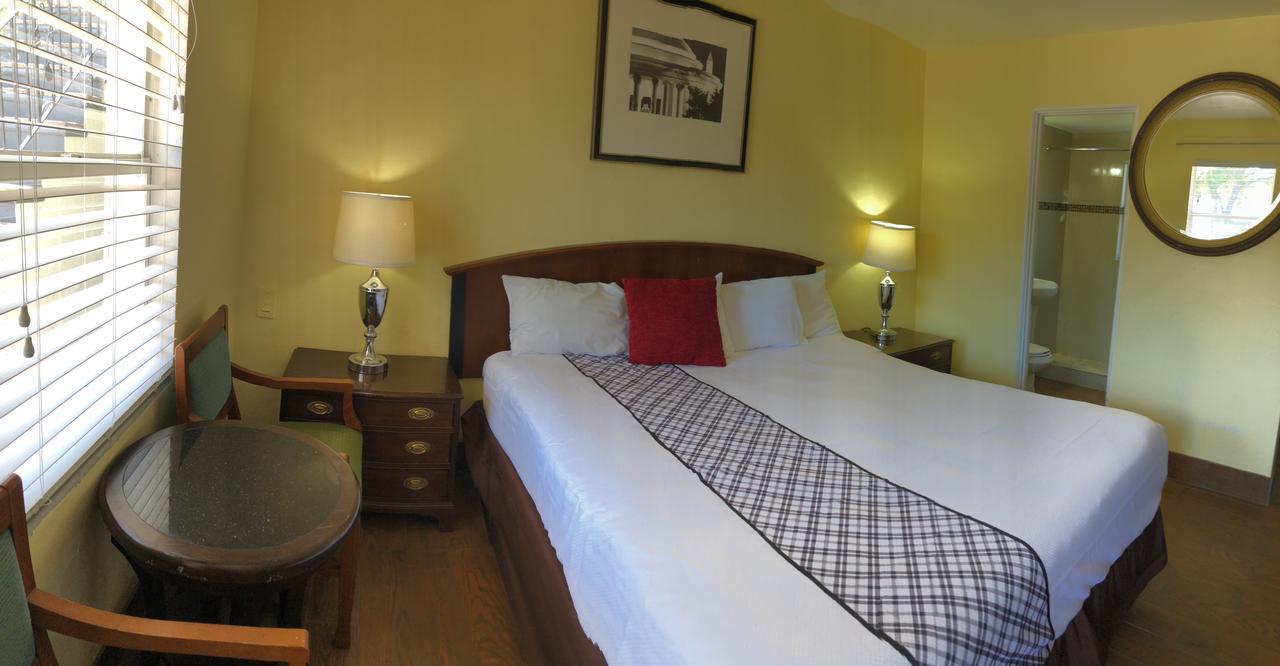 Family Inn Sarasota Bagian luar foto