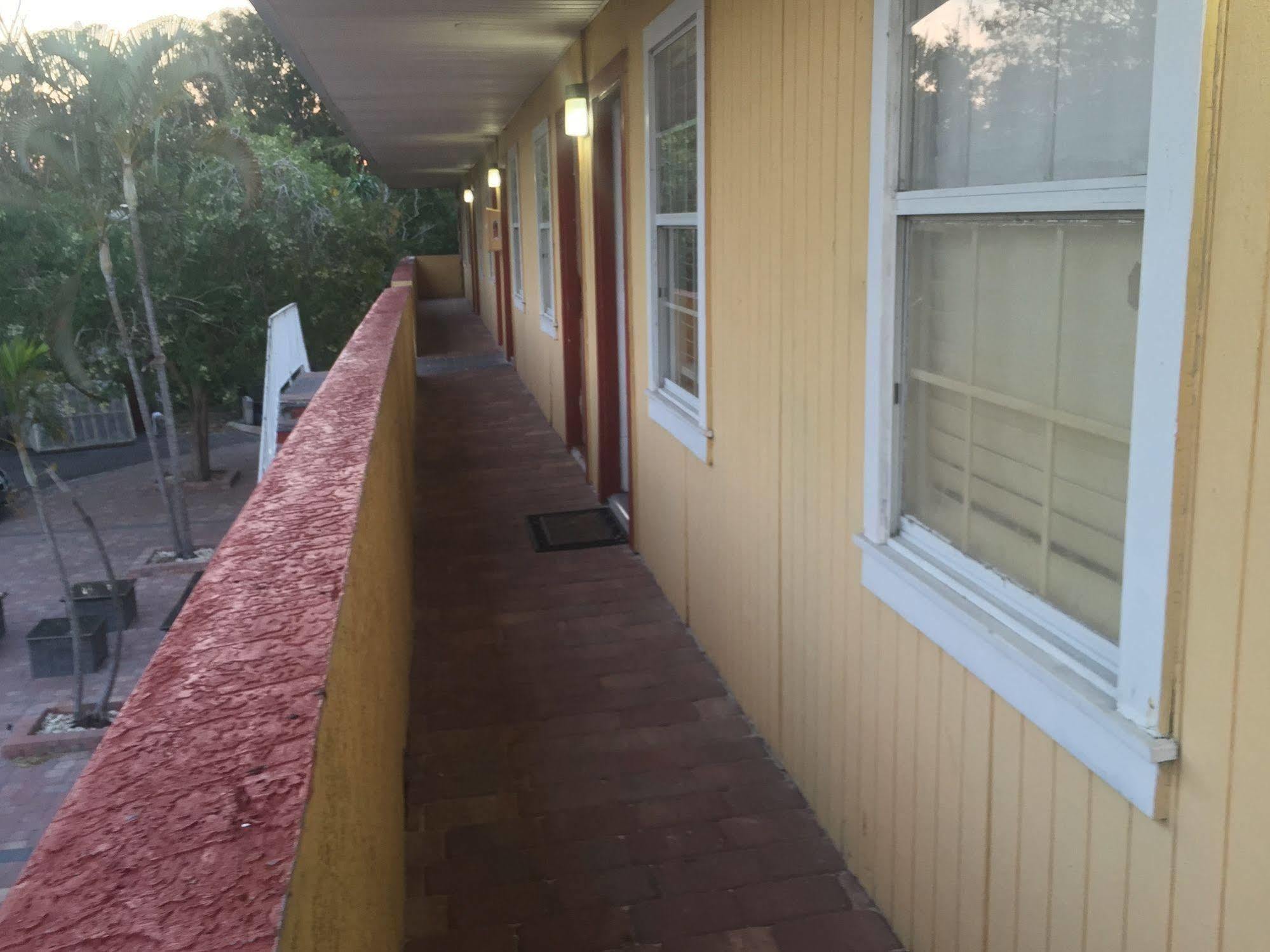 Family Inn Sarasota Bagian luar foto