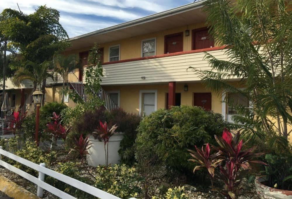 Family Inn Sarasota Bagian luar foto